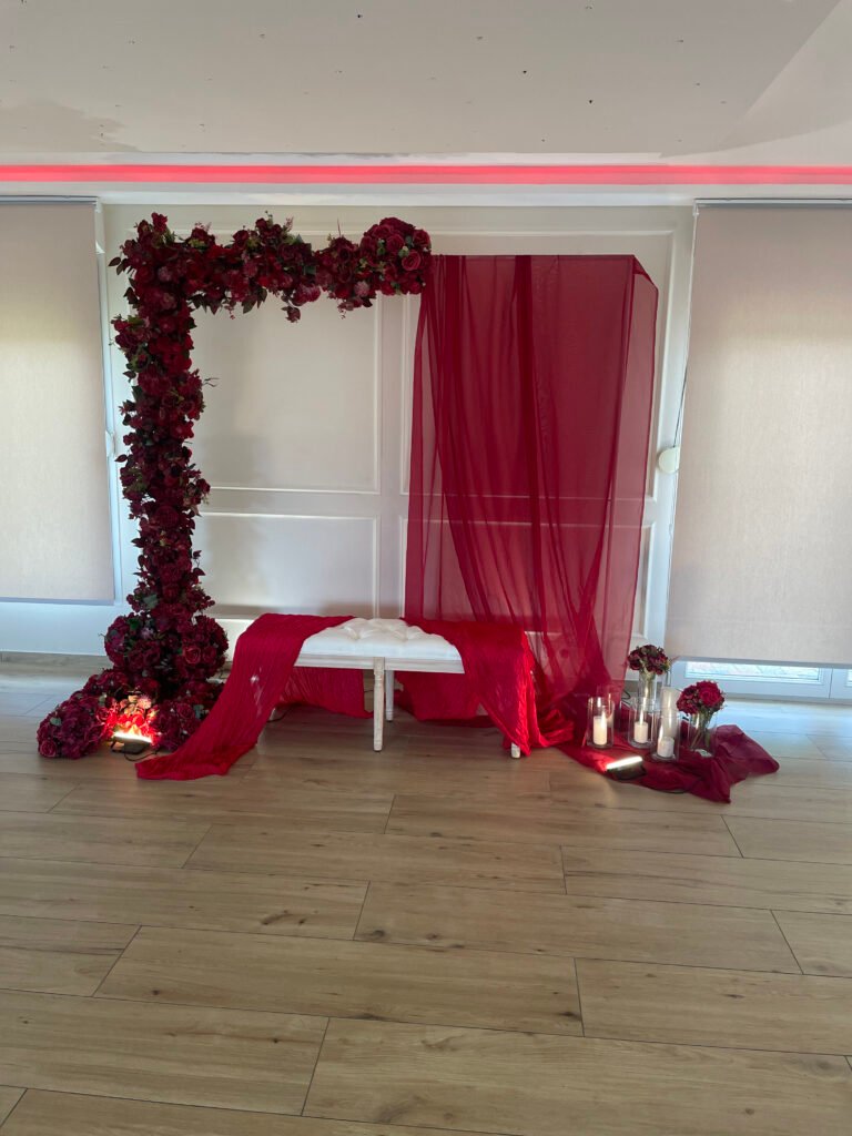 arche-de-mariage-rouge-fleurie