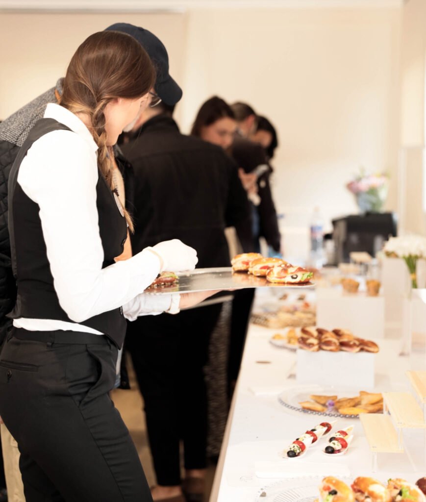 rechargement du buffet apéritif service traiteur
